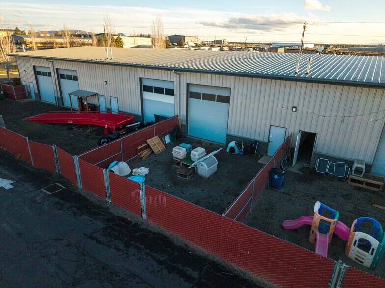 More Photos Of 675 NE Hemlock Ave, Redmond Light Manufacturing For Lease