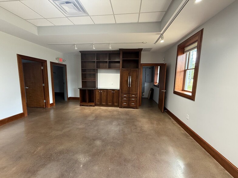 More Photos Of 9540 Airport Hwy, Monclova Warehouse For Sale