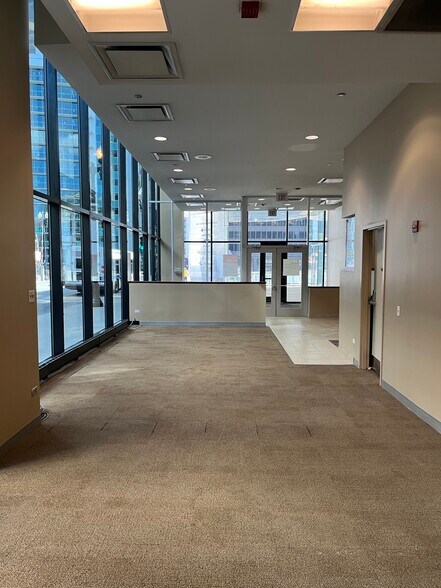 More Photos Of 300 S Riverside Plz, Chicago Office For Lease
