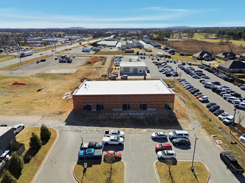 More Photos Of 2420 S 8th St, Rogers Flex For Lease