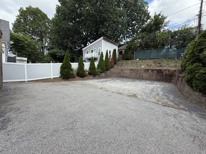 More Photos Of 539 Park Ave, Worcester Freestanding For Lease