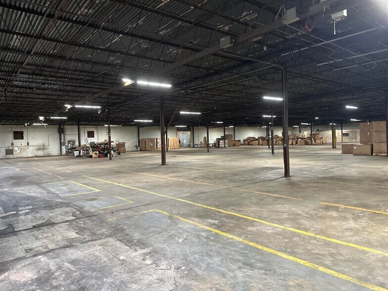 More Photos Of 944 Highway 15 N, New Albany Warehouse For Lease