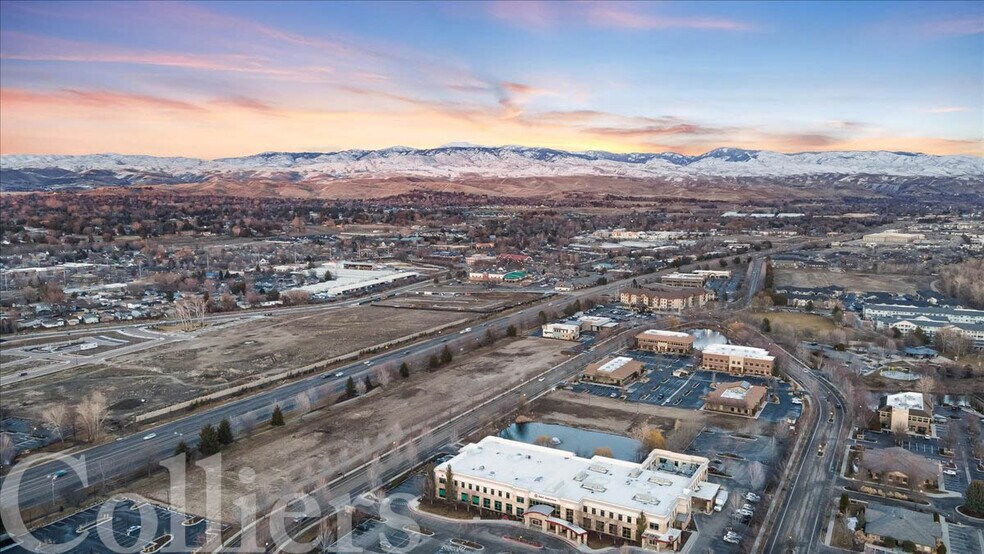 More Photos Of 441 E Riverside Dr, Eagle Restaurant For Lease