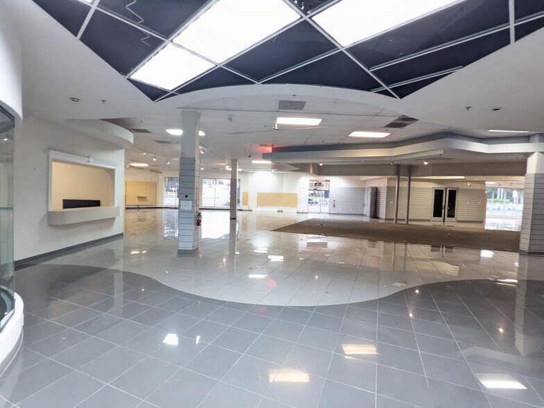 More Photos Of 614 E Altamonte Dr, Altamonte Springs Freestanding For Sale