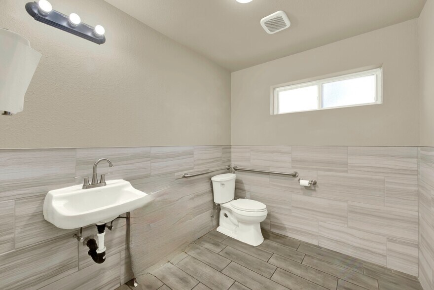 More Photos Of 124 S Porter Rd, Dixon Service For Sale