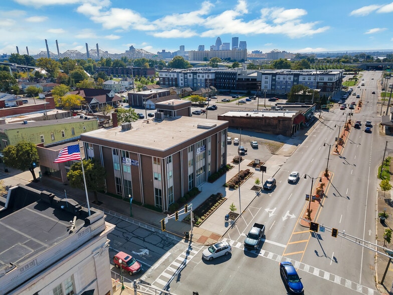 More Photos Of 443 Spring St, Jeffersonville Office For Lease