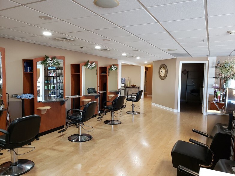 More Photos Of 401 Daniel Webster Hwy, Merrimack Storefront Retail Office For Lease