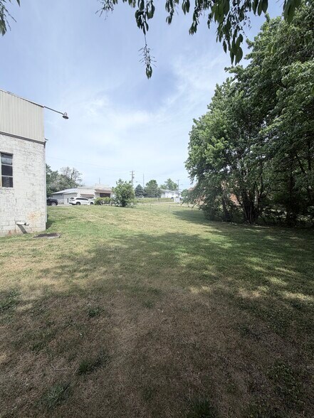 More Photos Of 209 N Estill Ave, Richmond Warehouse For Lease