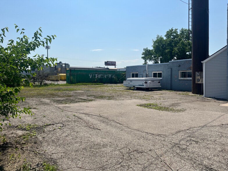More Photos Of 27206 Groesbeck Hwy, Roseville Industrial For Sale