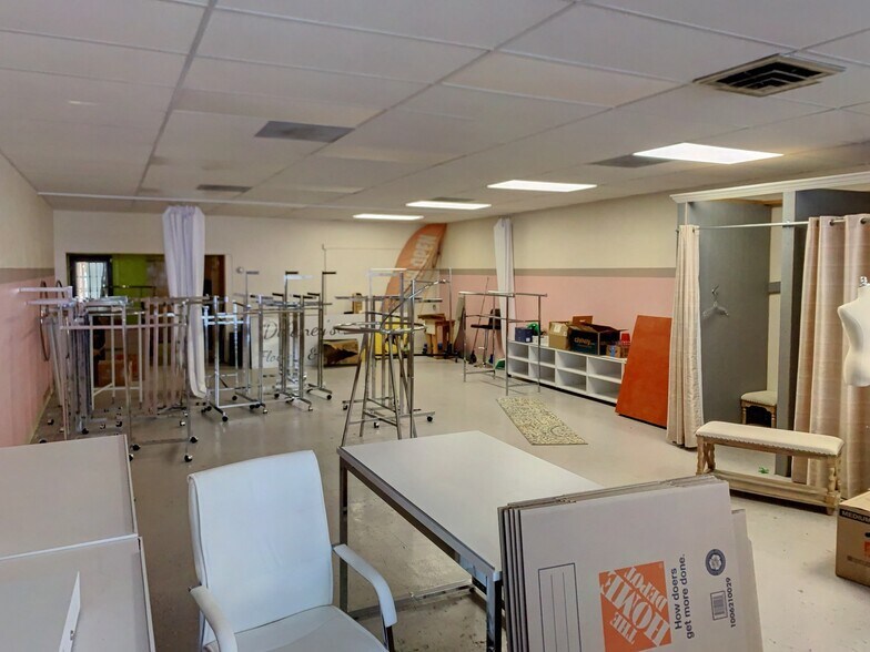 More Photos Of 100 E Sealy Ave, Monahans General Retail For Sale