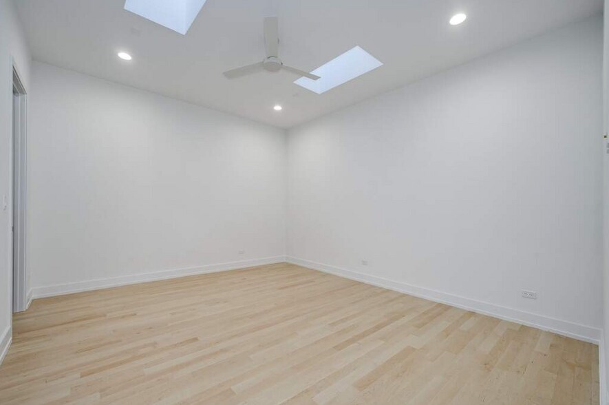 More Photos Of 1219 W Madison St, Chicago Storefront Retail Residential For Lease