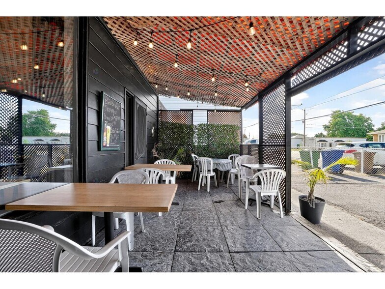 More Photos Of 277 Rue Saint-Joseph, Sainte-martine Restaurant For Sale