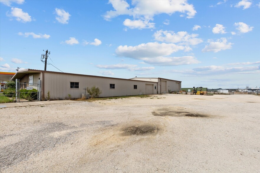 More Photos Of 2305 N Main St, Cleburne Flex For Sale