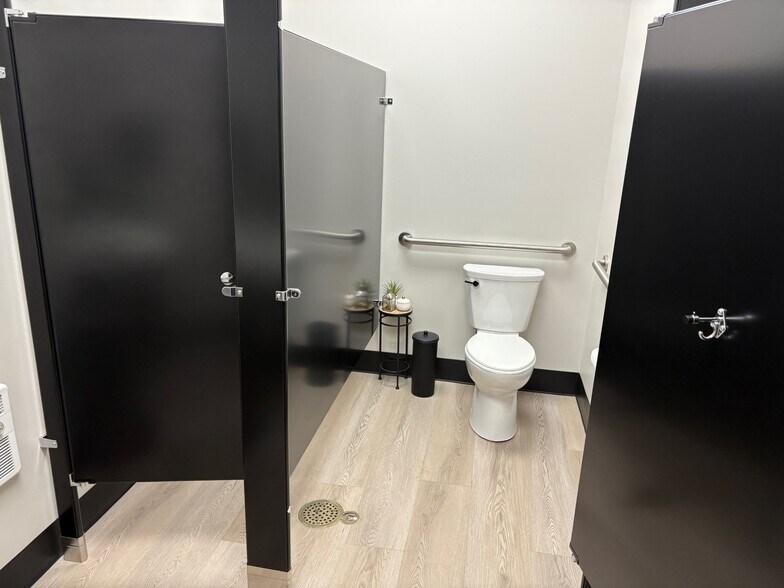 More Photos Of 1415 Shelby St, Indianapolis Office For Sale