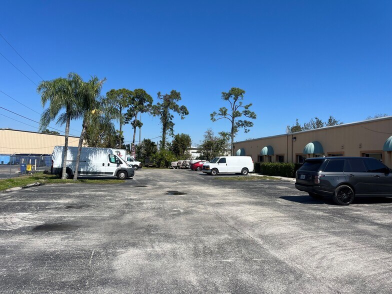 More Photos Of 2275 Bruner Ln, Fort Myers Showroom For Lease