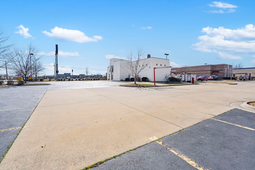 More Photos Of 7420 W Sunset Ave, Springdale Restaurant For Lease