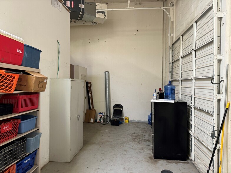 More Photos Of 1080-1098 Frances Dr, Streamwood Warehouse For Lease