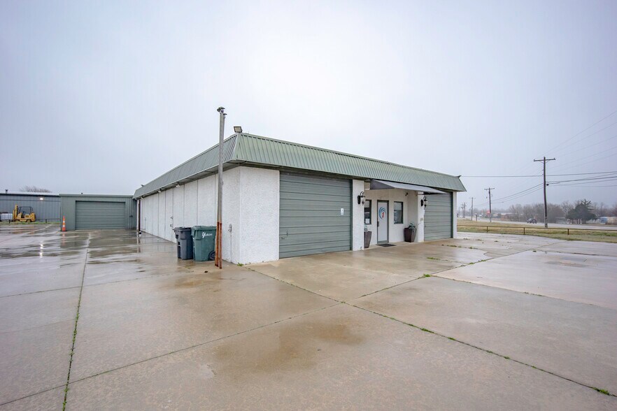 More Photos Of 401 S Ranchwood Blvd, Yukon Flex For Sale