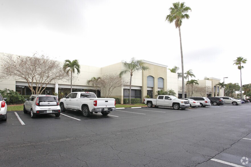 More Photos Of 674-692 S Military Trl, Deerfield Beach Warehouse For Lease