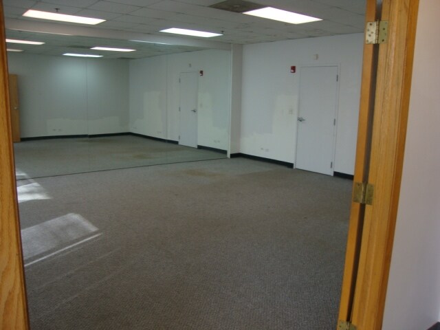More Photos Of 1277 Naperville Dr, Romeoville Warehouse For Lease