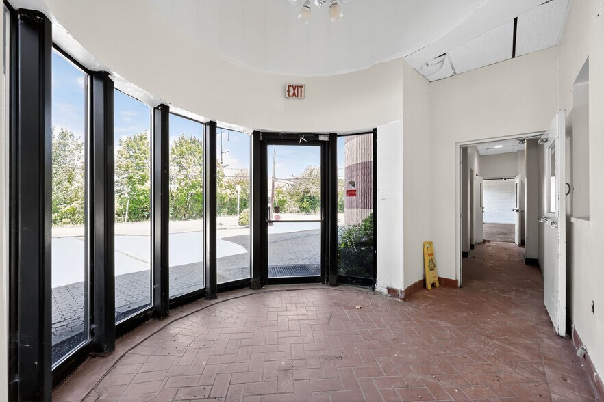 More Photos Of 514 E King Rd, Malvern Storefront Retail Office For Sale