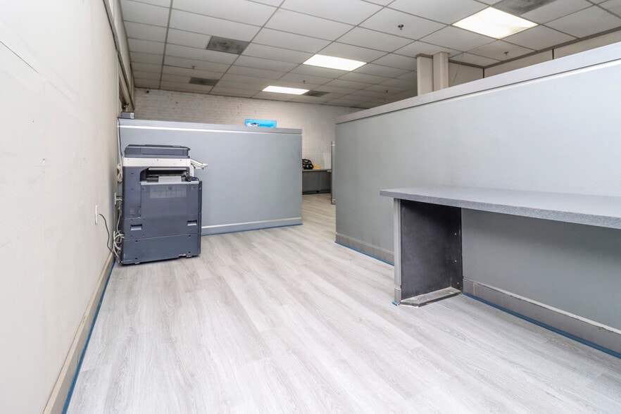 More Photos Of 827 Douglas Ave, Portsmouth Warehouse For Lease