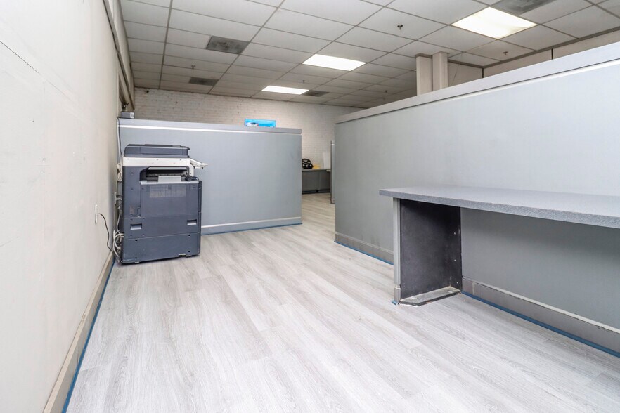 More Photos Of 827 Douglas Ave, Portsmouth Warehouse For Lease