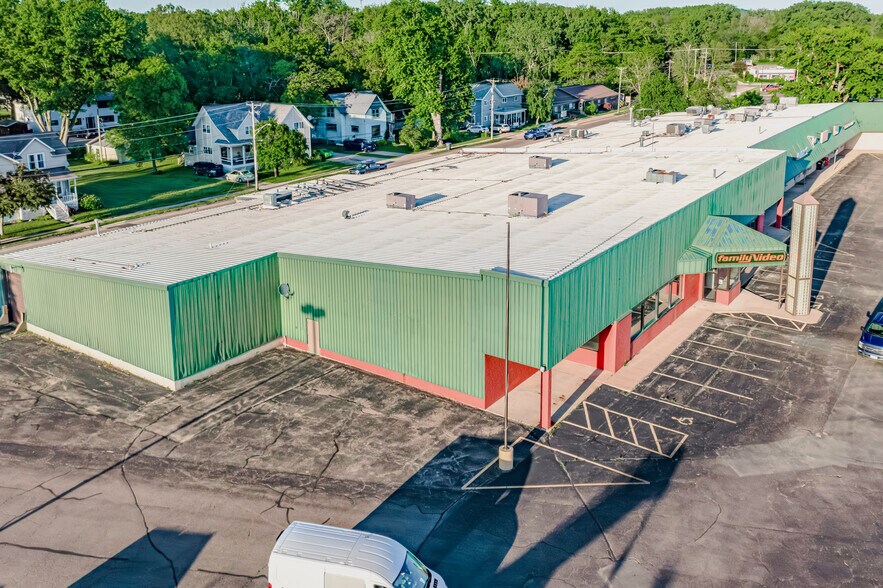 More Photos Of 406 Wolf River Plz, New London General Retail For Lease