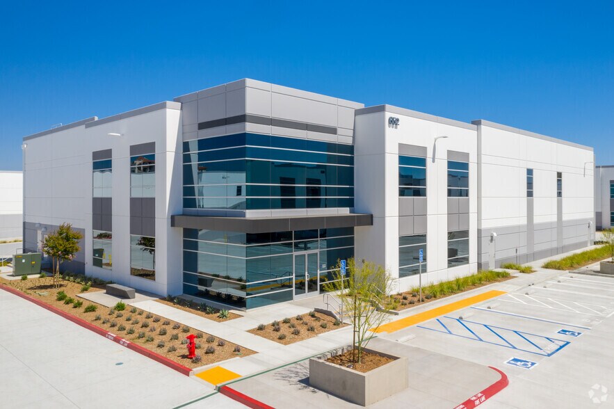 More Photos Of 650 E Dyer Rd, Santa Ana Warehouse For Lease