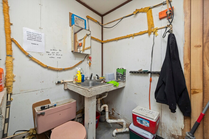 More Photos Of 6797 W Lakeshore Dr, Port Clinton Freestanding For Sale