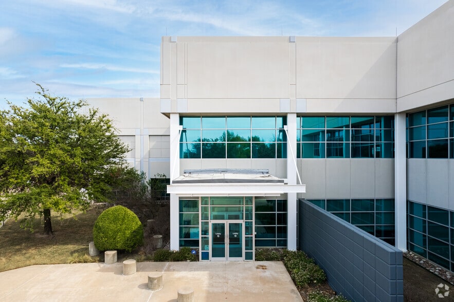 More Photos Of 105 W Bethany Dr, Allen Warehouse For Lease