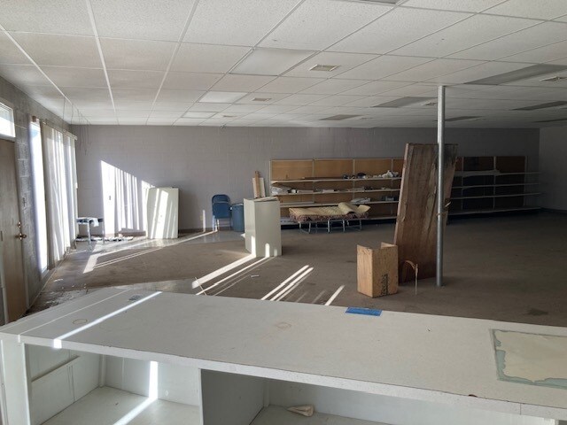 More Photos Of 1021 S Main St, Mcpherson General Retail For Sale