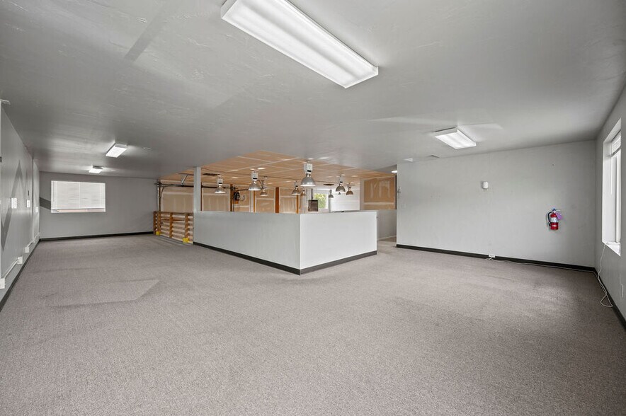 More Photos Of 560 S Commercial Dr, Grand Junction Light Distribution For Lease