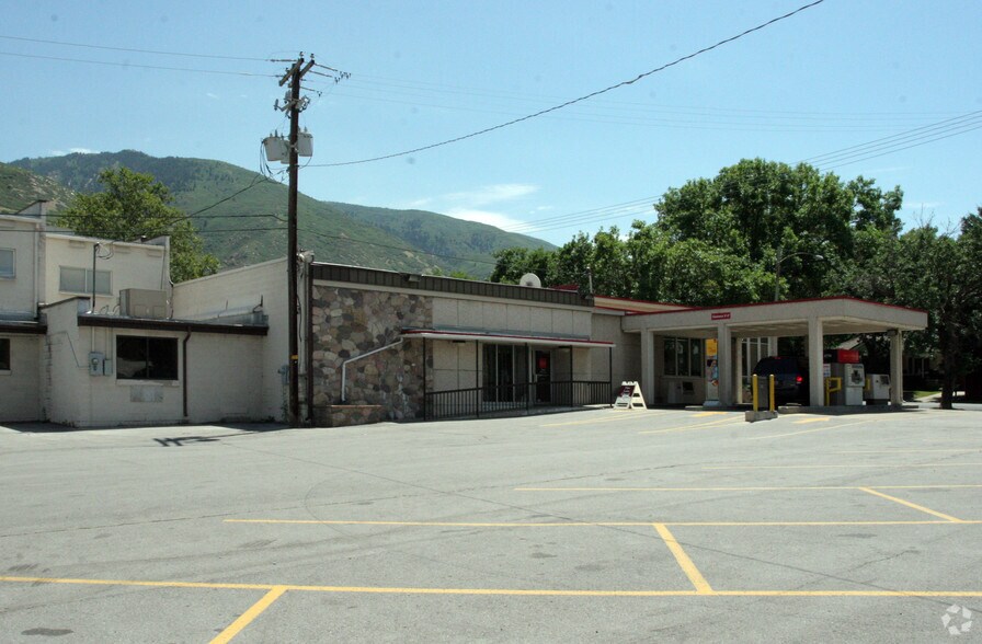 More Photos Of 12 W State St, Farmington Bank For Sale