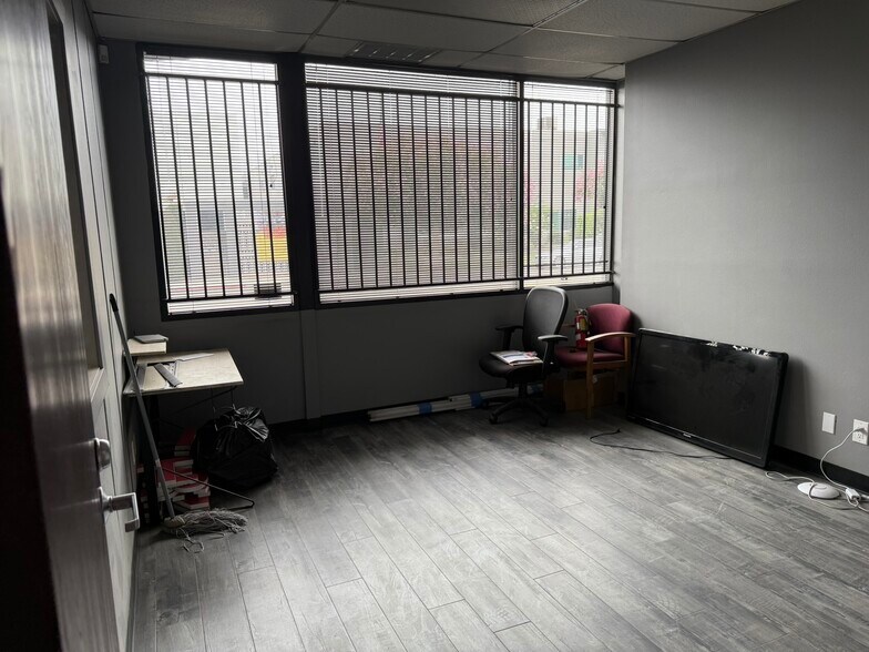 More Photos Of 2901-2911 Winona Ave, Burbank Warehouse For Lease