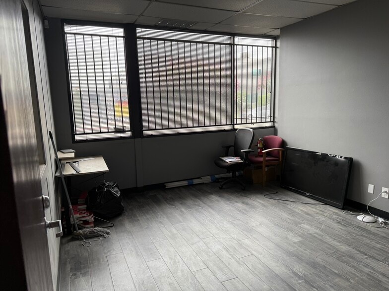 More Photos Of 2911 Winona Ave, Burbank Warehouse For Lease