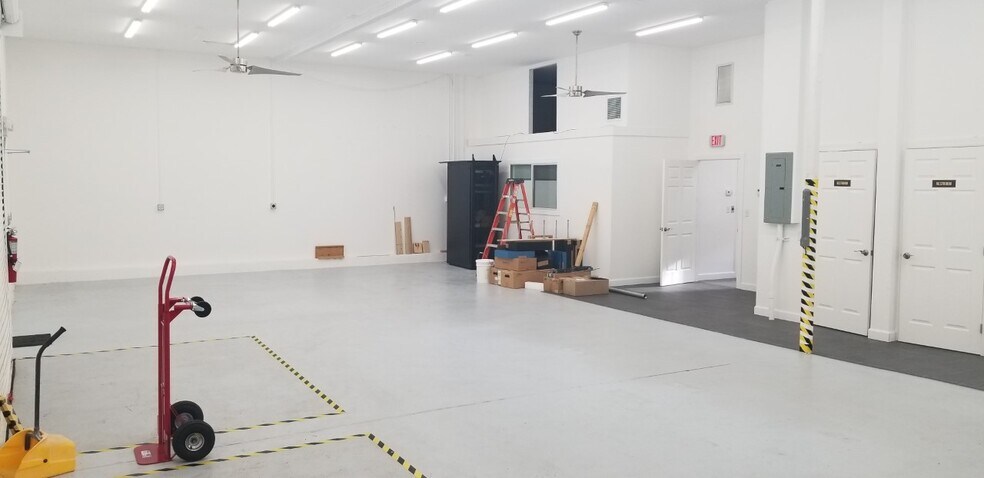 More Photos Of 174 Semoran Commerce Pl, Apopka Light Distribution For Lease