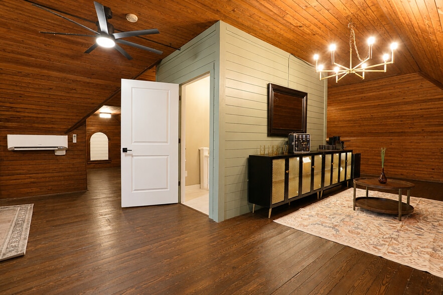 More Photos Of 700 W Garden St, Pensacola Freestanding For Lease