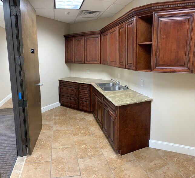 More Photos Of 401 Ranch Road 620 S, Lakeway Medical For Sale