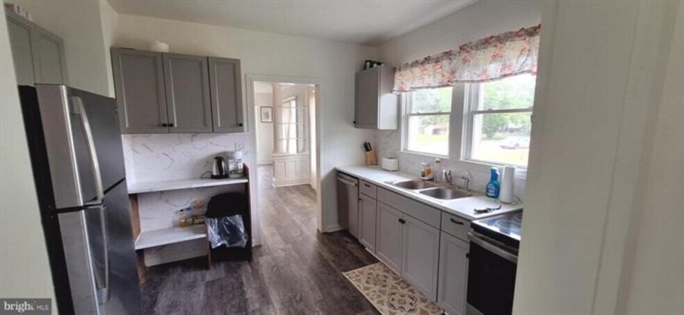 More Photos Of 603 Roslyn ave, Cambridge Specialty For Sale