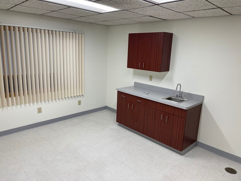 More Photos Of 555 S Industrial Dr, Hartland Office For Lease