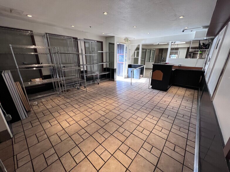 More Photos Of 10975 Weyburn Ave, Los Angeles Restaurant For Lease