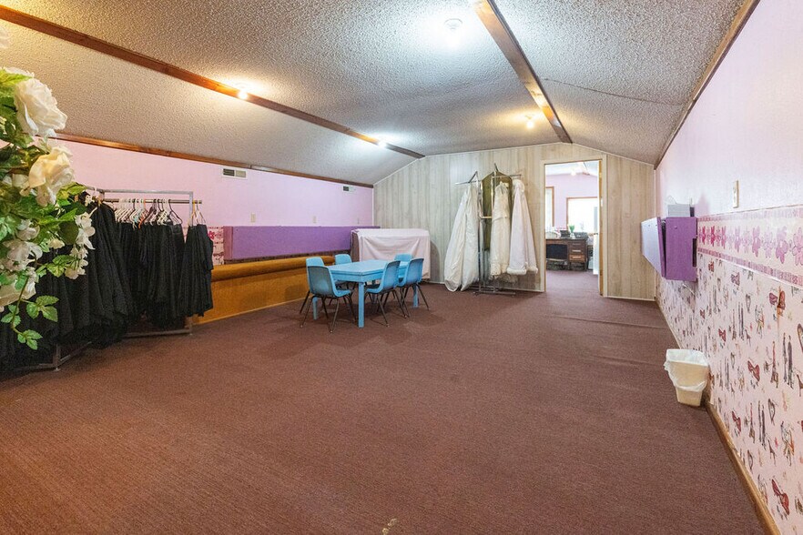 More Photos Of 58225 US-60, Fairland General Retail For Sale