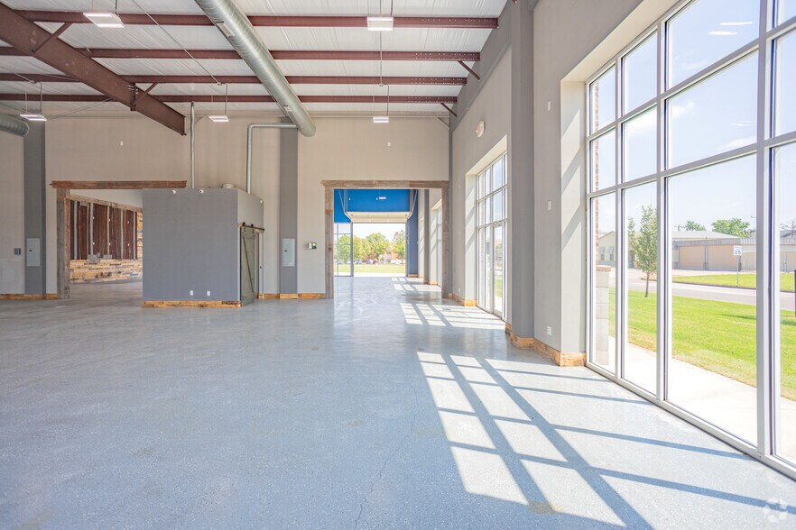 More Photos Of 317 N Trade Center Ter, Mustang General Retail For Lease