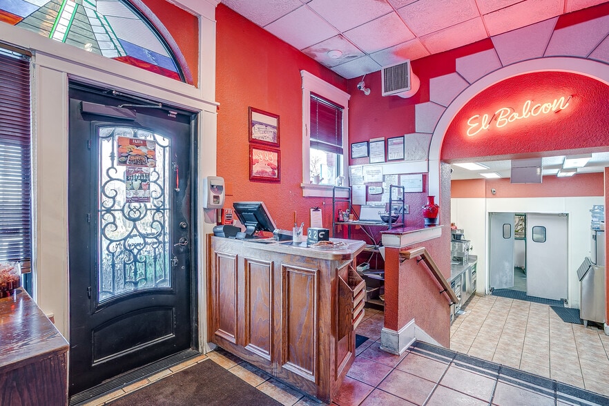 More Photos Of 1540 N Main St, Fort Worth Freestanding For Lease