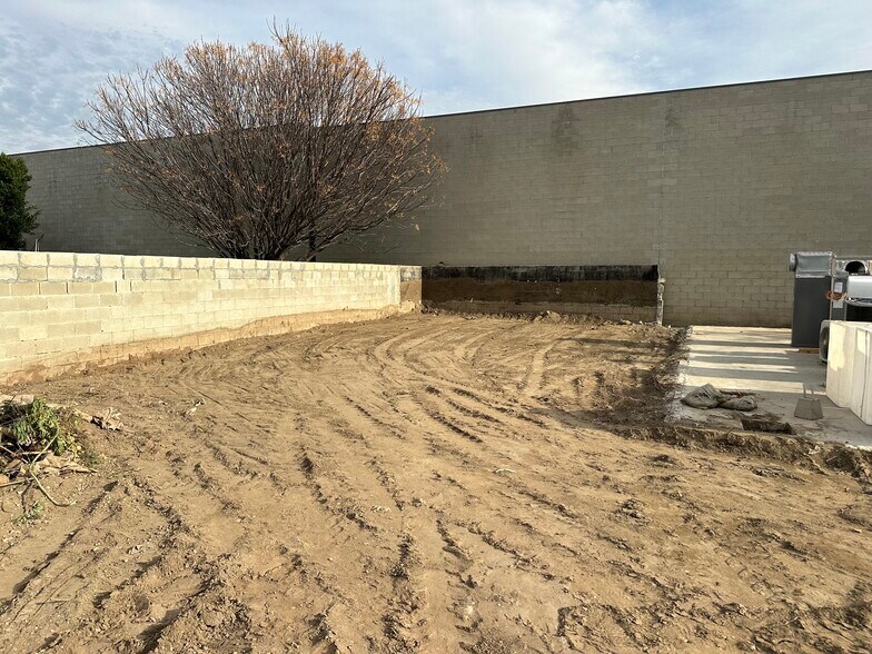 More Photos Of 12422 Bromwich St, Pacoima Land For Lease