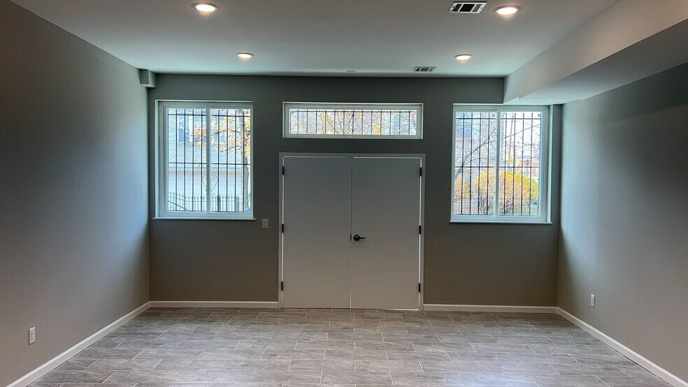 More Photos Of 52 Holland St, Newark Storefront Retail Residential For Sale