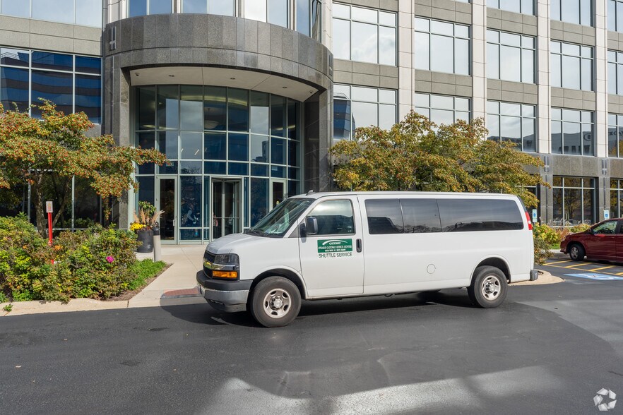 More Photos Of 9500 W Bryn Mawr Ave, Rosemont Office For Lease