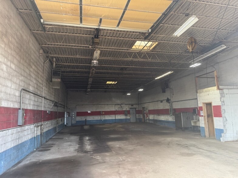 Primary Photo Of 13434 Kolmar Ave, Crestwood Industrial For Lease