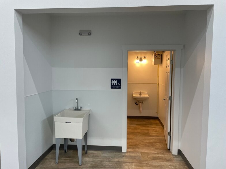 More Photos Of 3325 E Quad Park Ct, Post Falls Light Distribution For Lease